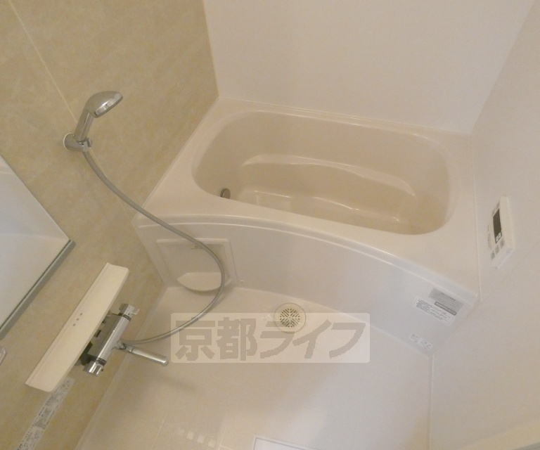 バス・シャワールーム　広々とゆったりしたお風呂です。