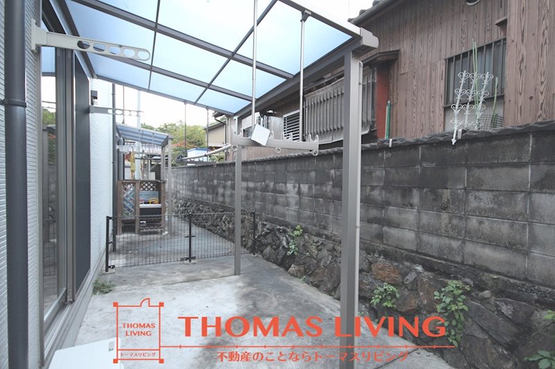 バルコニー　屋根付きの専用バルコニーです。