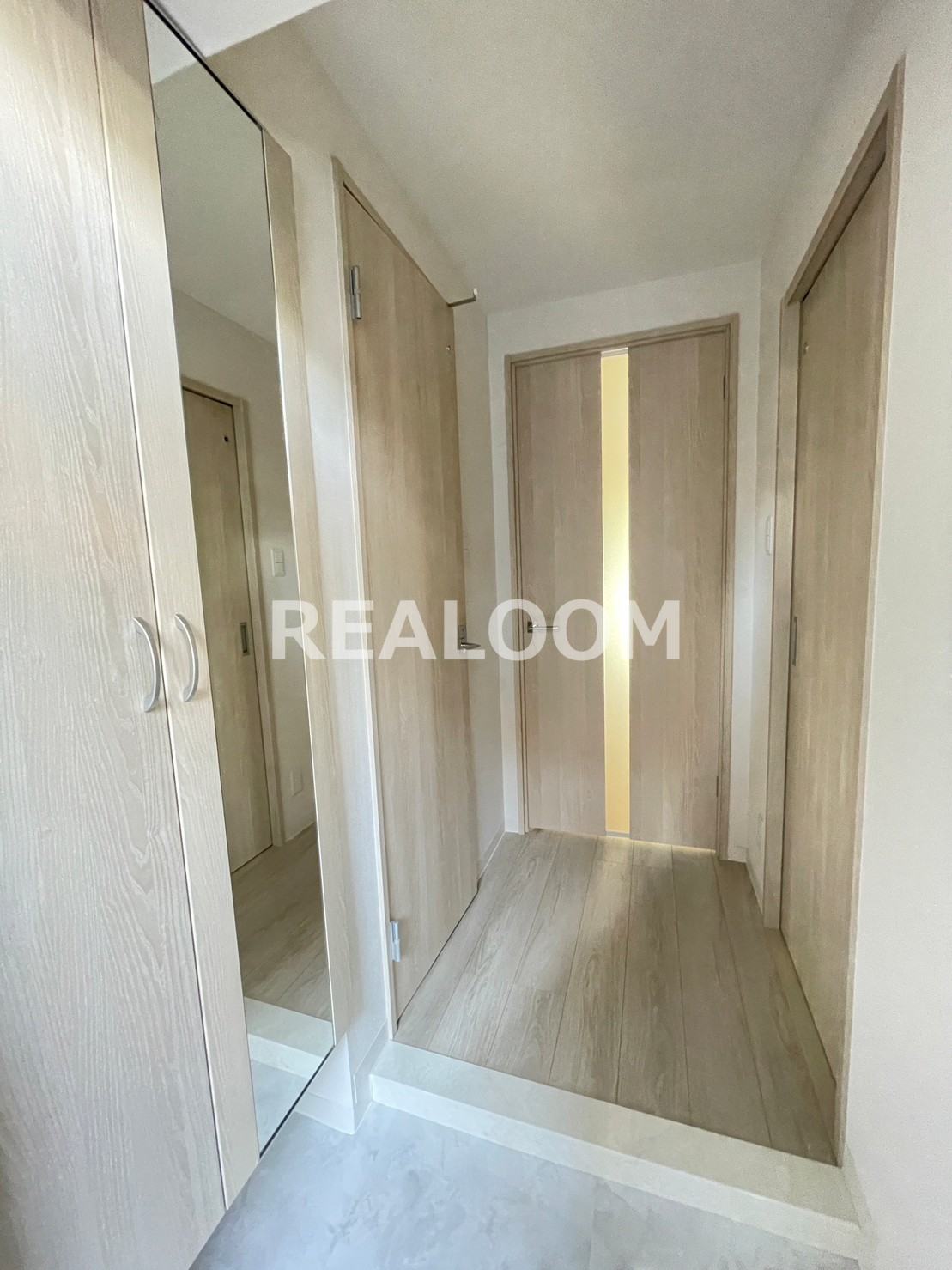 玄関　写真と現況が異なる場合は現況を優先いたします。