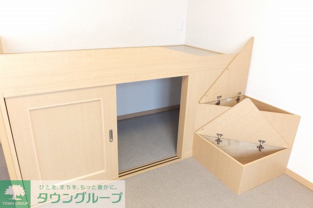 その他　ベット下大型収納スペース付き