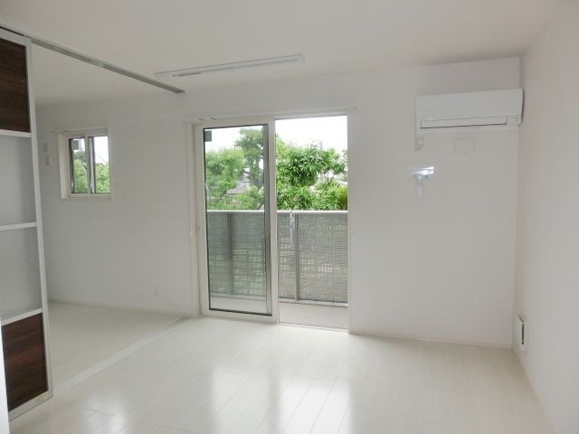 居室・リビング　白を基調とした奇麗なお部屋です