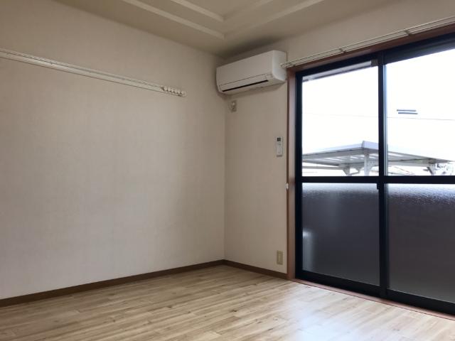 居室・リビング　室内