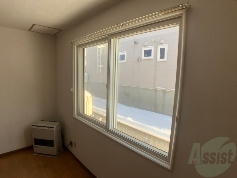 バルコニー　窓が大きいので風の通りが良さそうですね！！