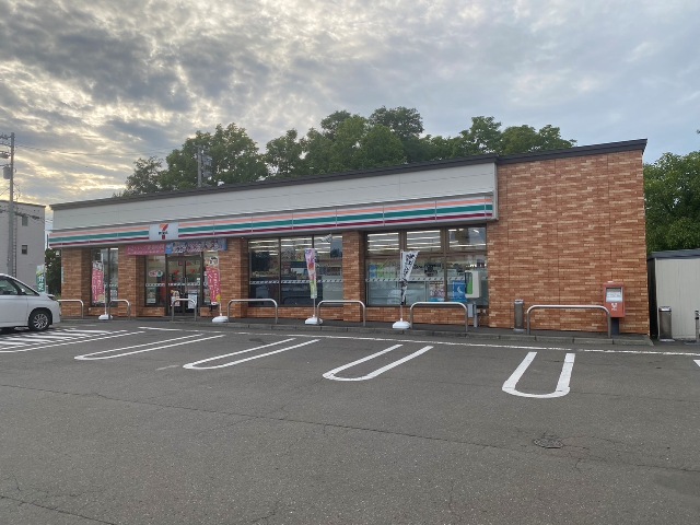 コンビニ　セブンイレブン江別弥生町店（コンビニ）まで356m