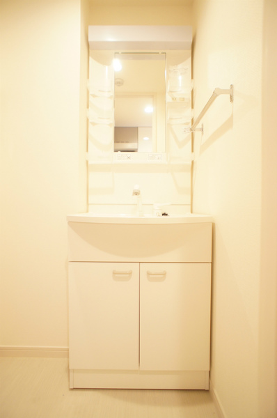 洗面設備　ゆったりとスペースのある洗面所