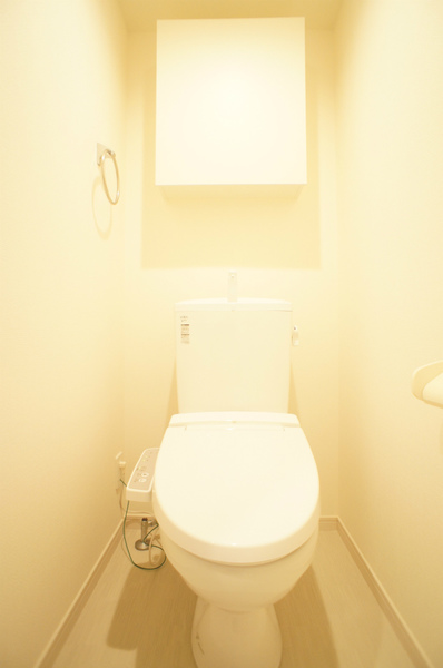 トイレ　温水洗浄便座です。