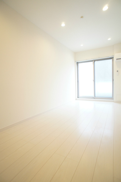 居室・リビング　落ち着いた色合いの床材を使用した居住空間です。
