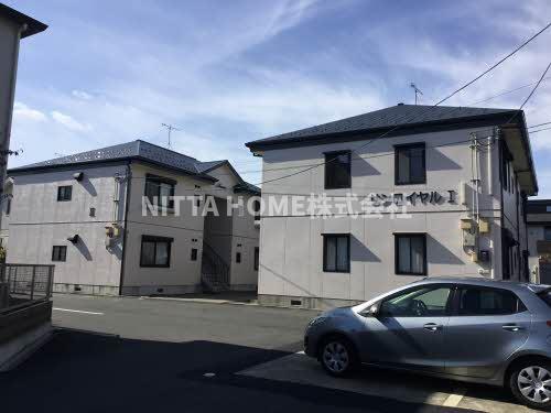 建物外観　駐車場１台無料付きです★３口コンロや浴室乾燥などの設備付き◎