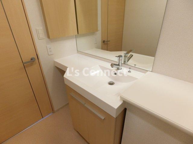 洗面設備　朝の支度もスムーズな独立洗面台。