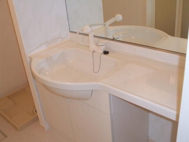 洗面設備　★ホテルのような洗面台（シャワー付大型鏡面化粧台）★