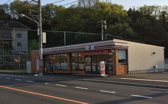 コンビニ　セブンイレブン（コンビニ）まで130m