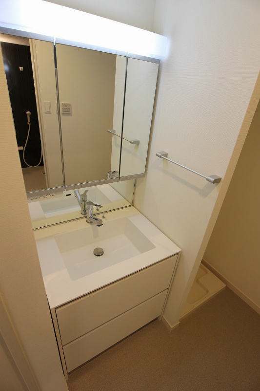 洗面設備　大人女子に人気のある3面鏡です。