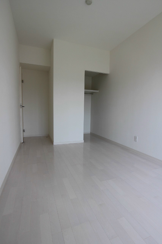 その他部屋・スペース　ベッドルームも幅、奥行きともにゆったりしております。