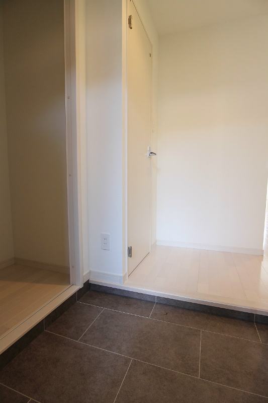 玄関　左側に写っているのがシューズボックスです。大きいですよ。