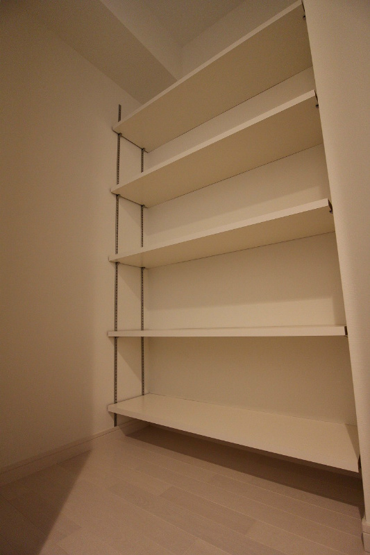 収納　ゴルフバッグも入る大きさのシューズクローゼットです。