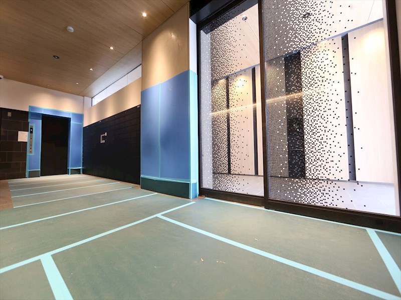 エントランス　エントランス　オートロック　宅配ＢＯＸ　防犯カメラ