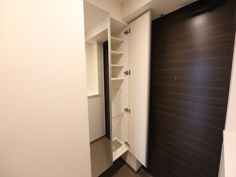 玄関　玄関　シューズボックス付（収納充実してます）