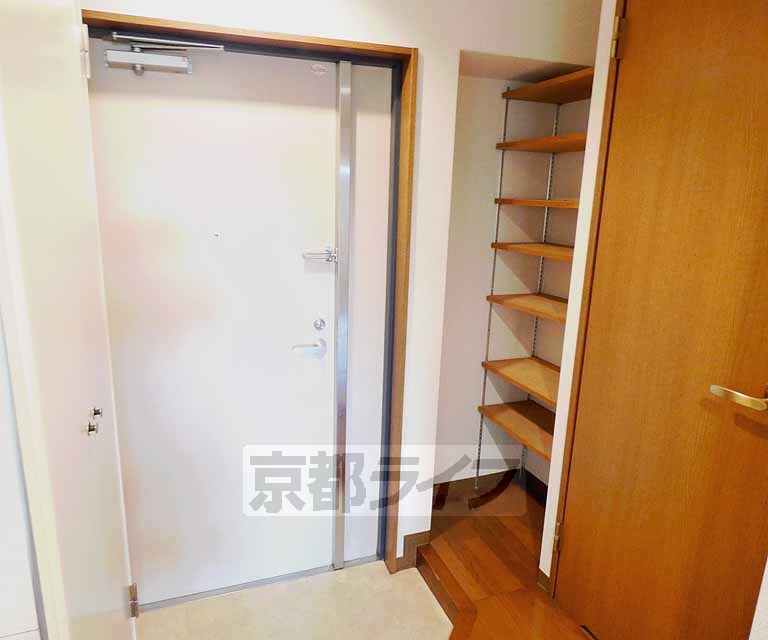 玄関　神宮丸太町駅近くのＲＣ造のセパレートマンションです。