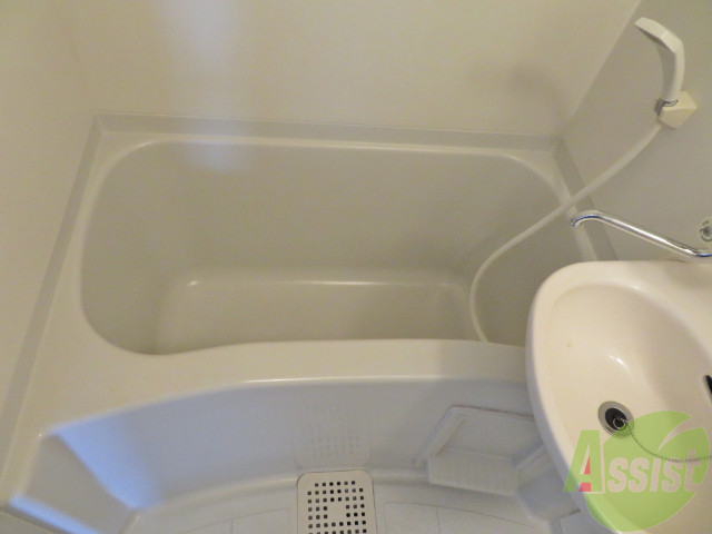 バス・シャワールーム　バスルームは狭すぎず、シャワーも浴びやすそうです。