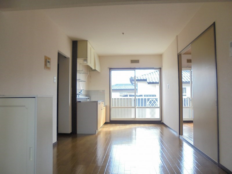 居室・リビング　写真は202号室です。（参考）