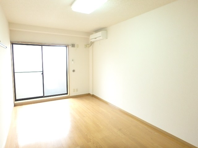 居室・リビング　別号室写真使用