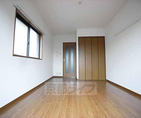 居室・リビング　広く明るい室内