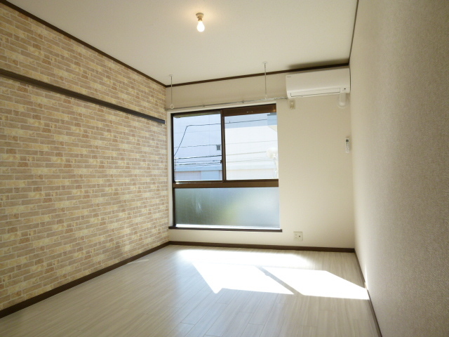 居室・リビング　★アクセントクロスの明るいお部屋です★