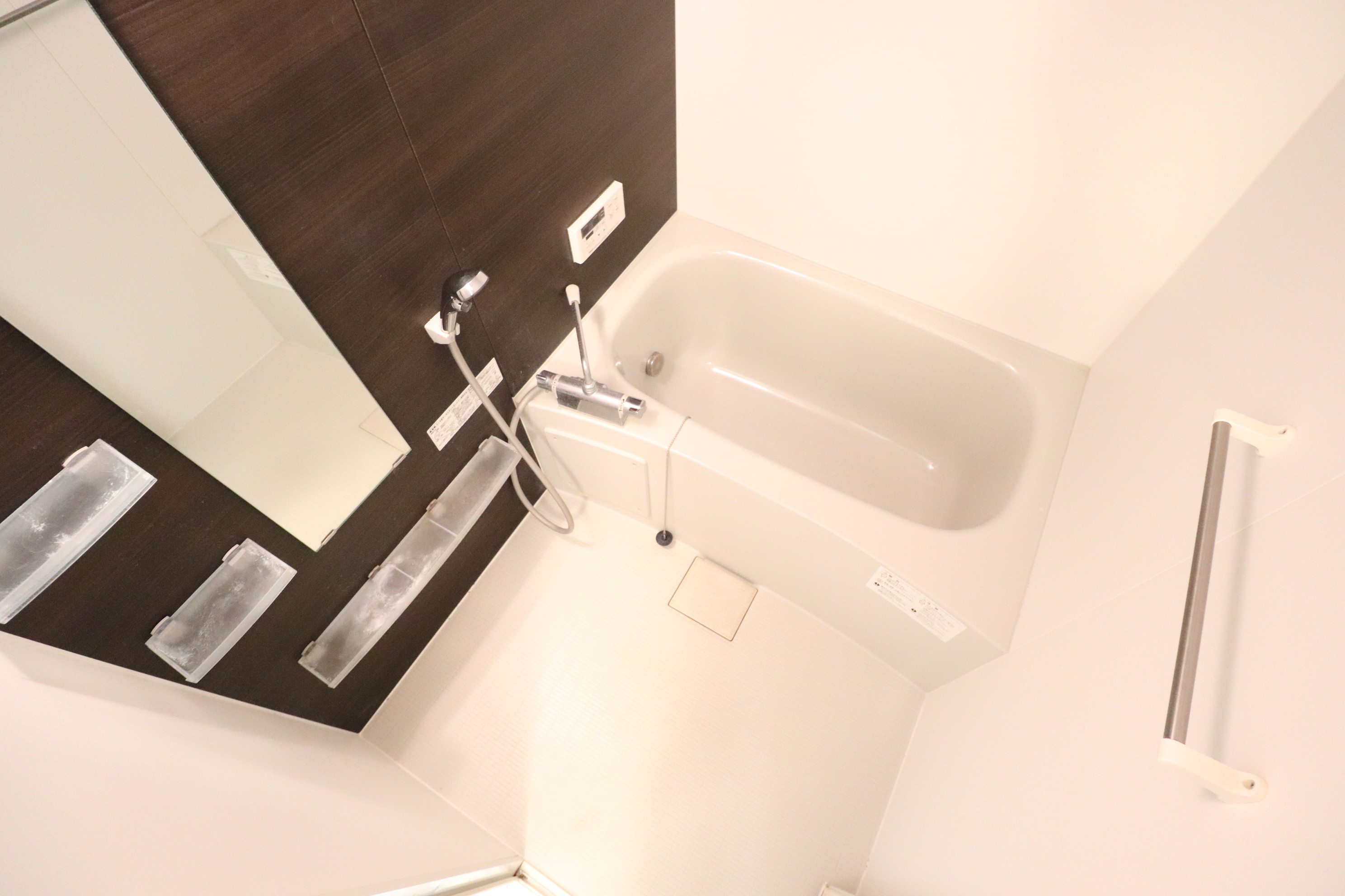 バス・シャワールーム　鏡付きのバスルーム♪