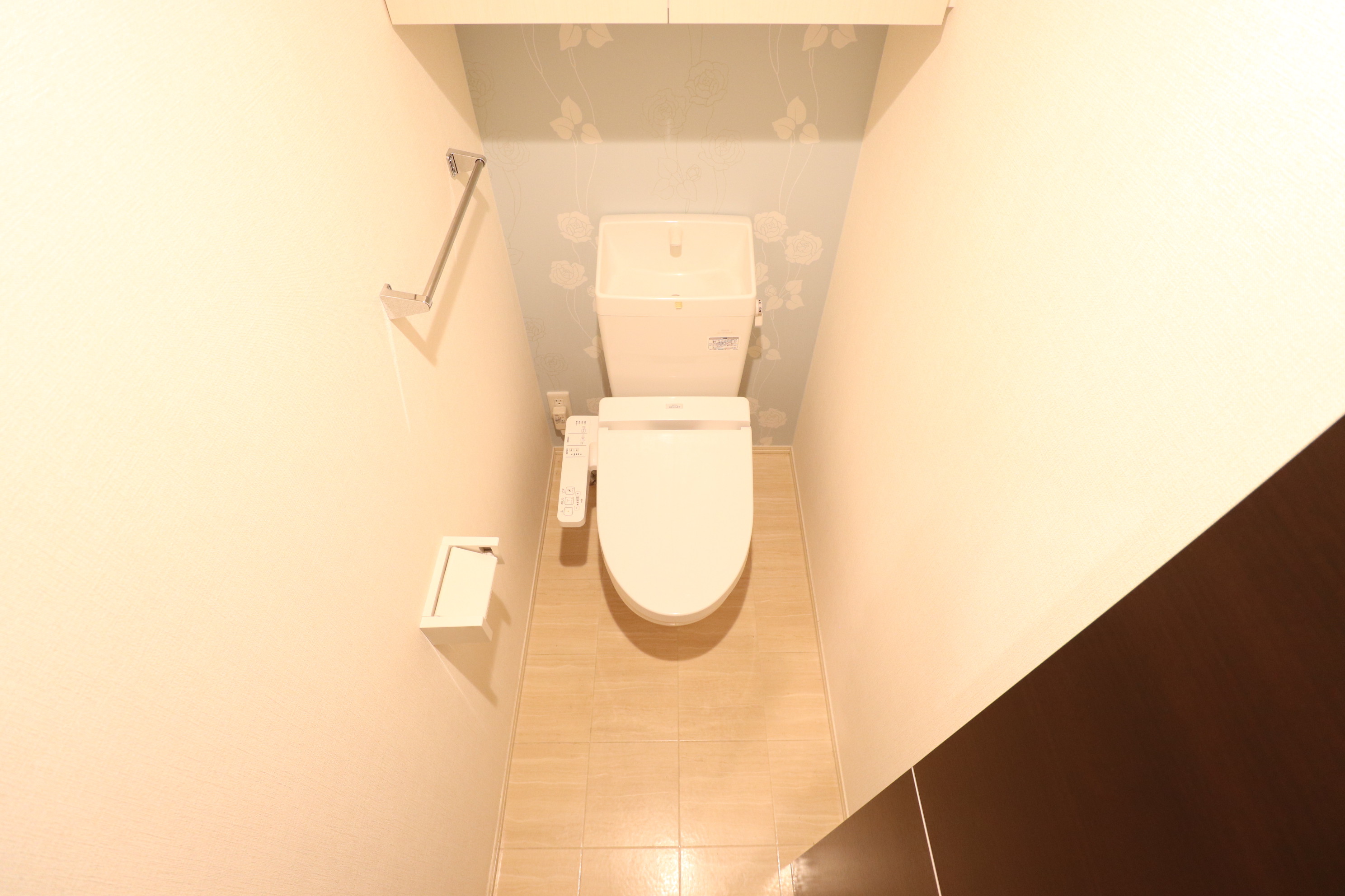 トイレ　扉が開けやすく壁紙も素敵なトイレです♪