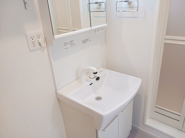 洗面設備　ゆったりとスペースのある洗面所