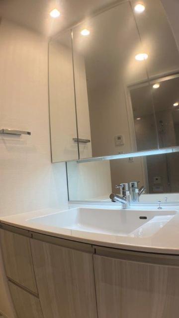 洗面設備　三面鏡付洗面化粧台