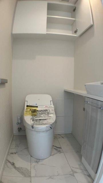 トイレ　温水洗浄暖房便座・手洗いカウンター付