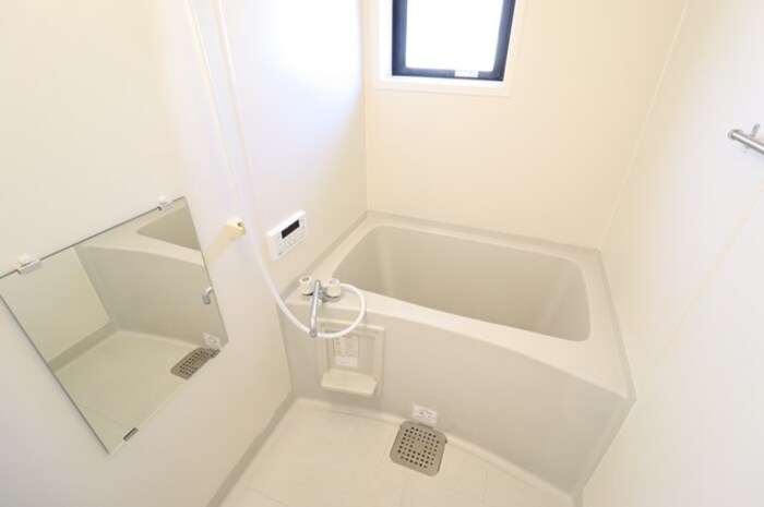 バス・シャワールーム　追い焚き給湯式浴室（小窓付）