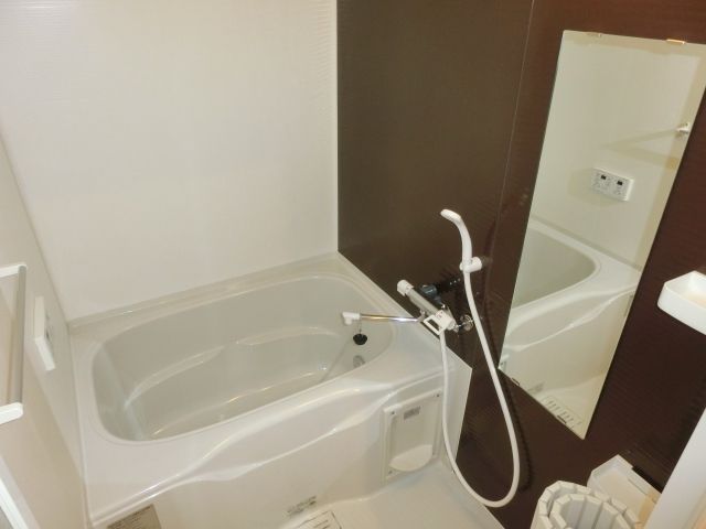 バス・シャワールーム　追い焚き機能付きのバスルームです。