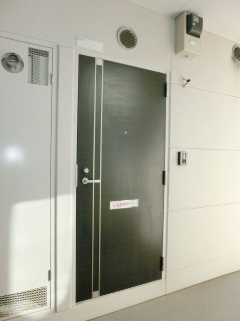 セキュリティ　玄関にはモニターホン。