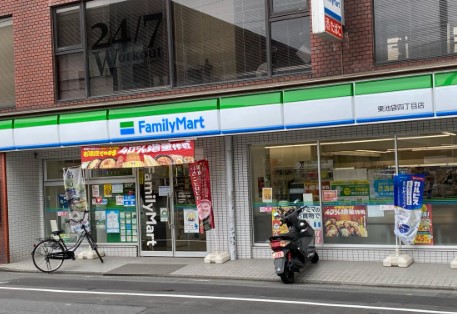 コンビニ　ファミリーマート東池袋4丁目店（コンビニ）まで450m