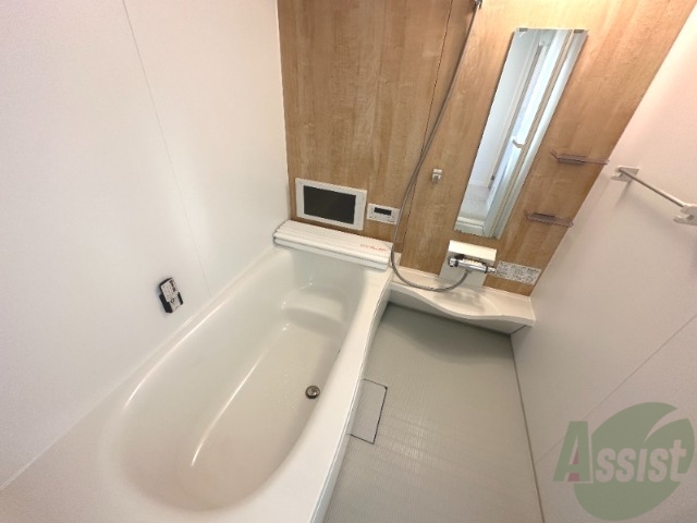バス・シャワールーム　浴槽も広く、棚もありストレス無く使用出来そうですね。