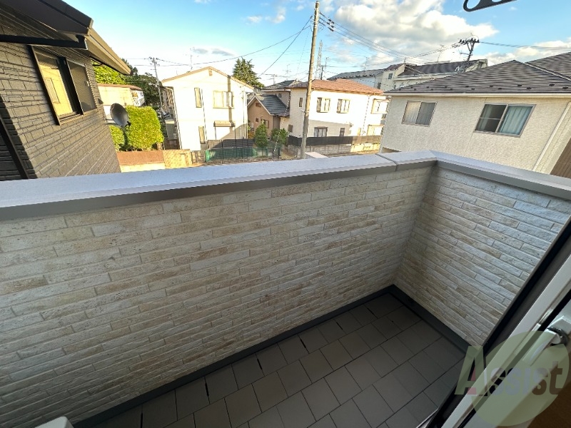 バルコニー　このバルコニースペースは洗濯物も問題なく干せそうですね。