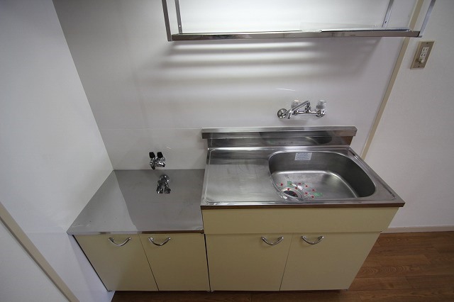 キッチン　同物件、別号室のものです。