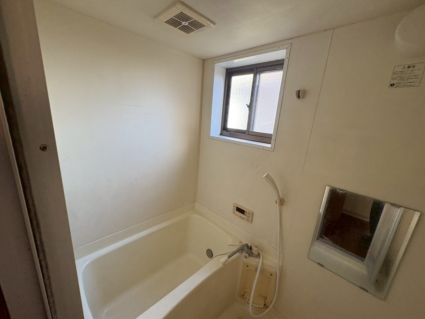 バス・シャワールーム　窓があって換気に便利なお風呂！