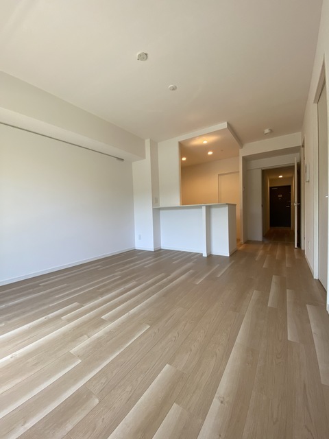 居室・リビング　日が差し込む明るいリビングです。