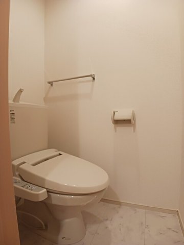 トイレ　落ち着いた色調のトイレです