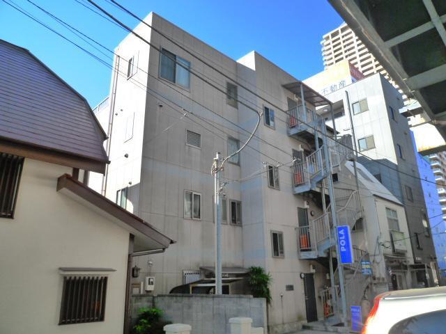 建物外観　シャポー出入口から秒で到着です。