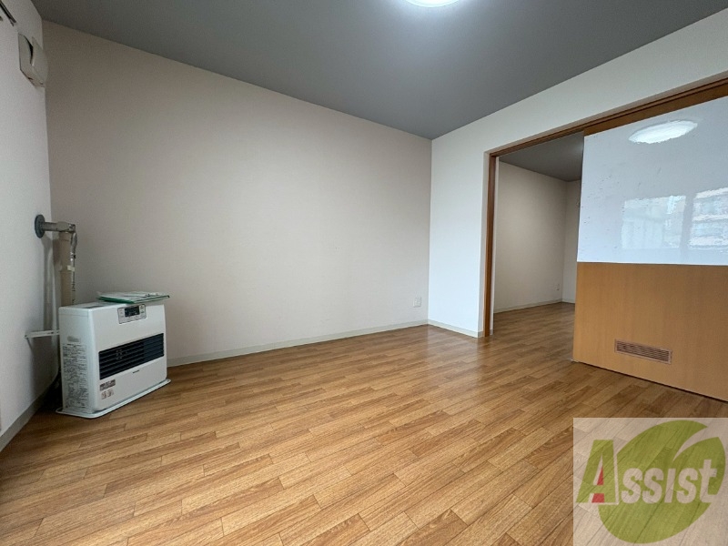 居室・リビング　木目のフローリングは落ち着きのある印象のお部屋になりますね。