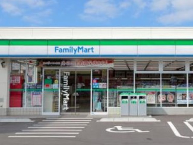 コンビニ　ファミリーマート高円寺南三丁目店（コンビニ）まで157m