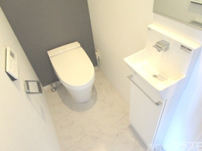 トイレ　トイレに手洗いも付いてます。