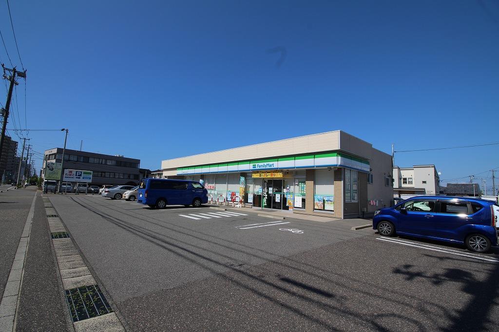 コンビニ　ファミリーマート新潟あぶみ三丁目店（コンビニ）まで482m