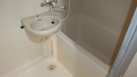 バス・シャワールーム　洗面台付きです。