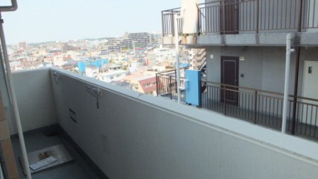 バルコニー　幅の広いベランダ