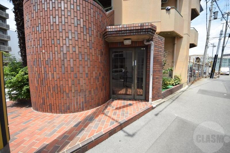 エントランス　お洒落なタイル張り
